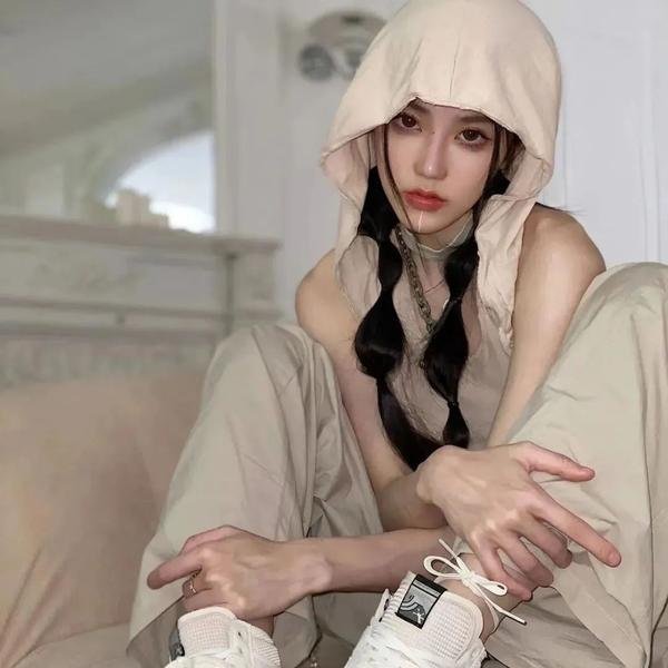 院子里的女人